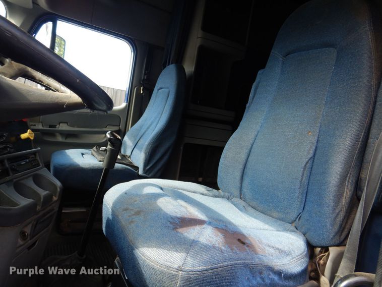 image for item MF9119 2005 Freightliner Columbia  semi truck