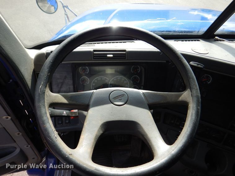 image for item MF9119 2005 Freightliner Columbia  semi truck