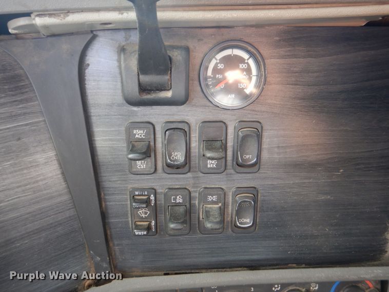 image for item MF9119 2005 Freightliner Columbia  semi truck