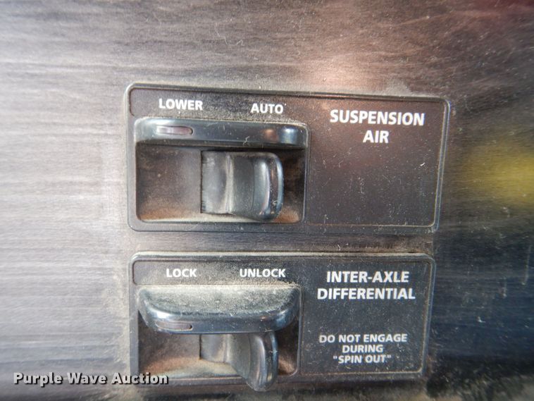 image for item MF9119 2005 Freightliner Columbia  semi truck