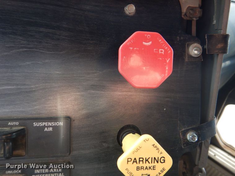 image for item MF9119 2005 Freightliner Columbia  semi truck