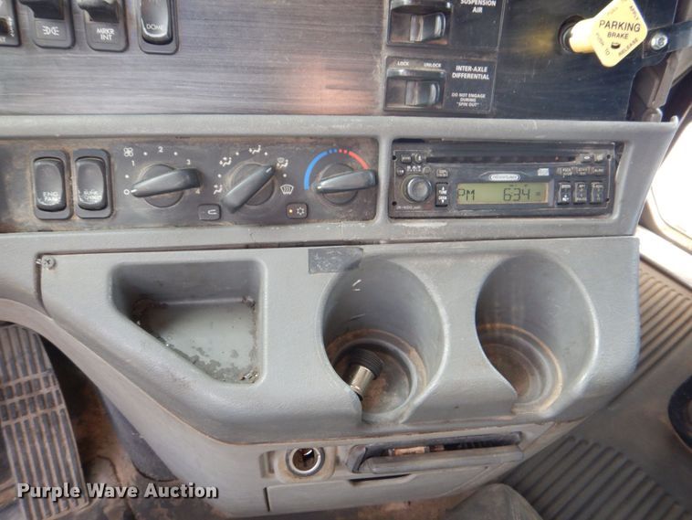 image for item MF9119 2005 Freightliner Columbia  semi truck