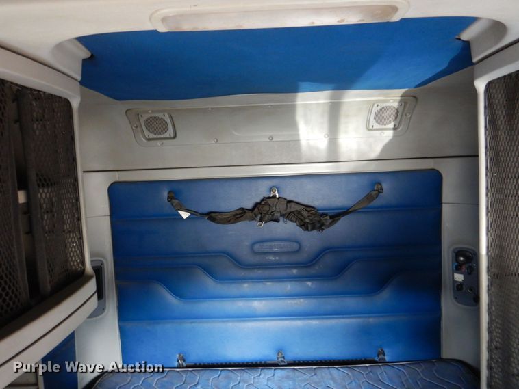 image for item MF9119 2005 Freightliner Columbia  semi truck