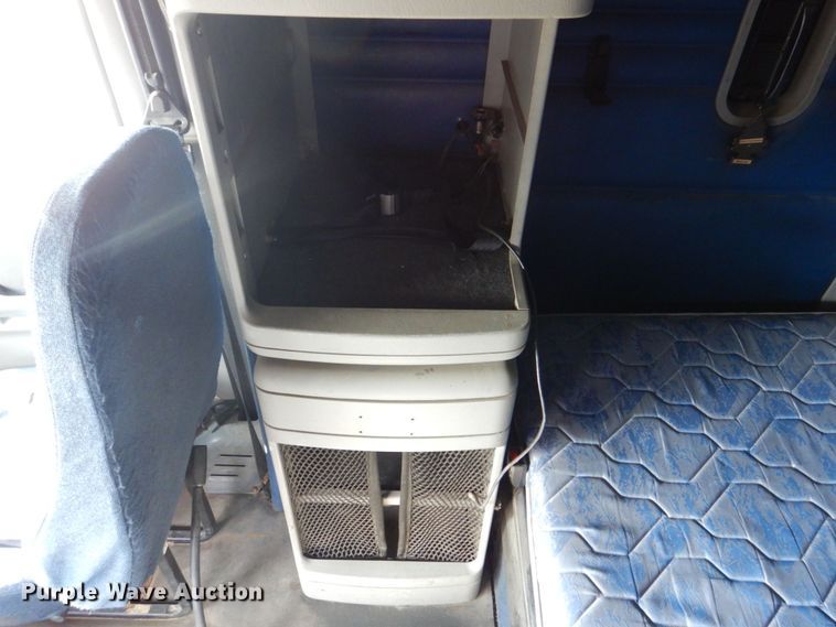 image for item MF9119 2005 Freightliner Columbia  semi truck