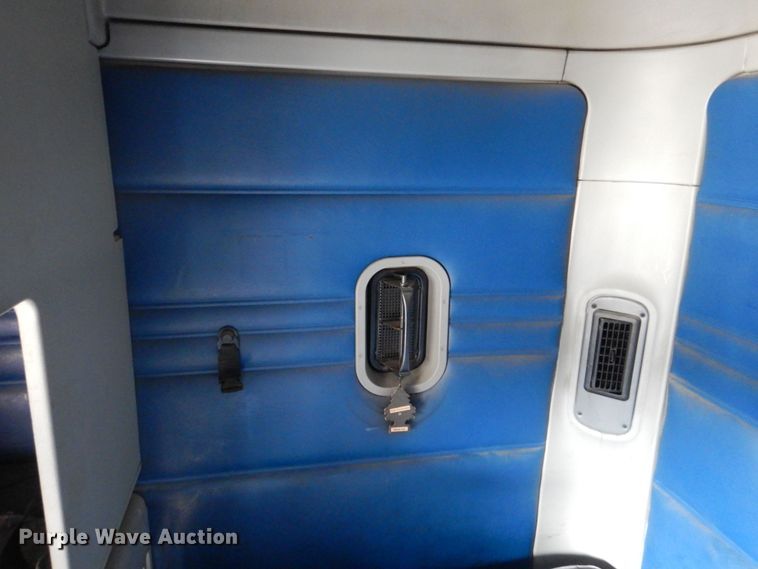 image for item MF9119 2005 Freightliner Columbia  semi truck