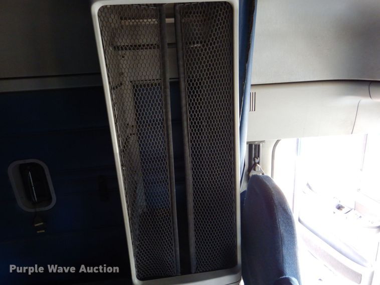 image for item MF9119 2005 Freightliner Columbia  semi truck