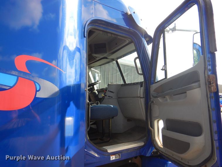 image for item MF9119 2005 Freightliner Columbia  semi truck