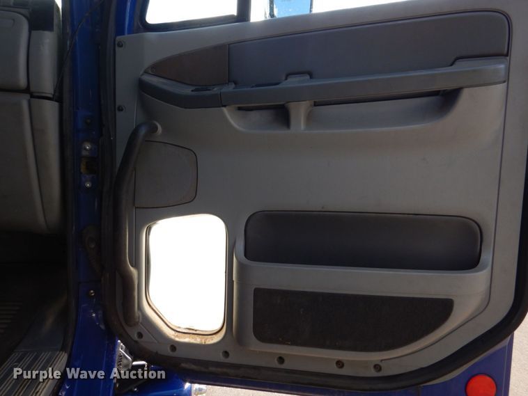 image for item MF9119 2005 Freightliner Columbia  semi truck