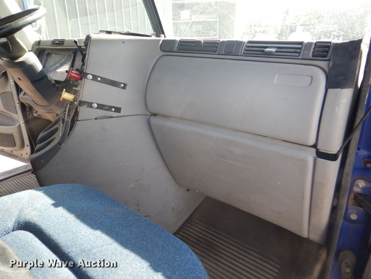 image for item MF9119 2005 Freightliner Columbia  semi truck