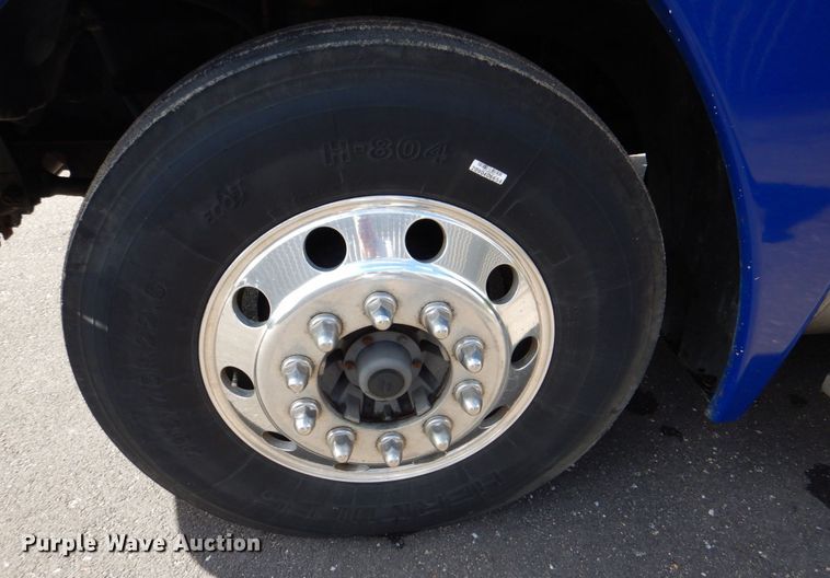 image for item MF9119 2005 Freightliner Columbia  semi truck