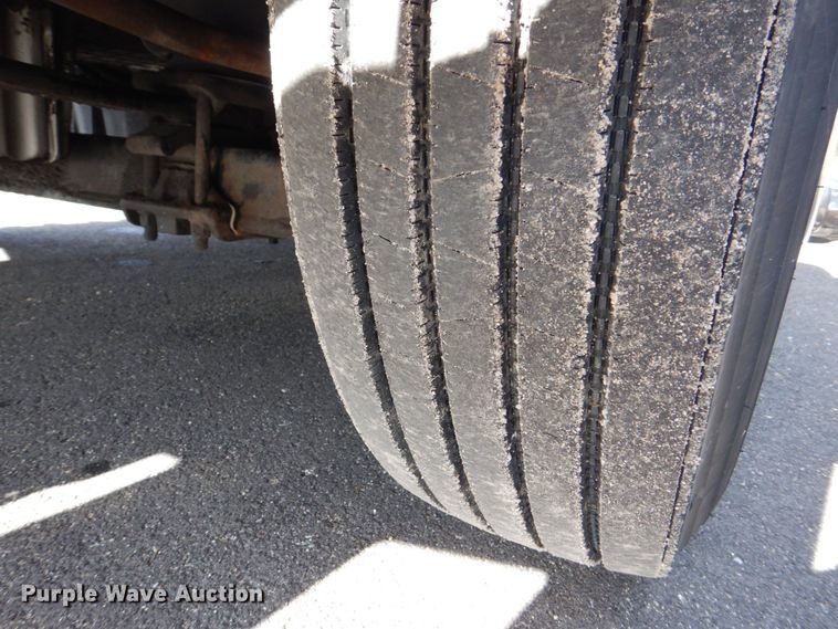 image for item MF9119 2005 Freightliner Columbia  semi truck