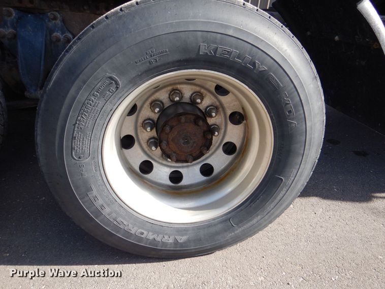 image for item MF9119 2005 Freightliner Columbia  semi truck