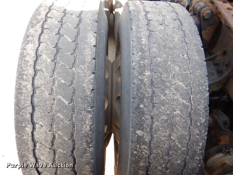 image for item MF9119 2005 Freightliner Columbia  semi truck