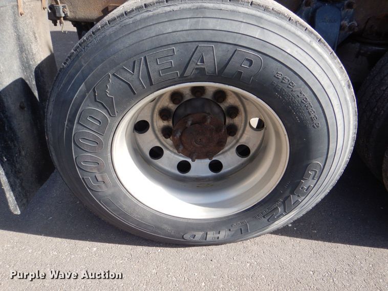 image for item MF9119 2005 Freightliner Columbia  semi truck