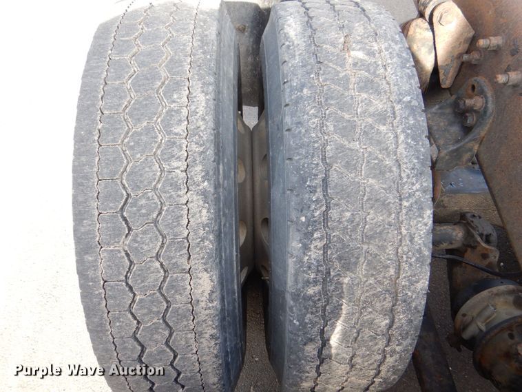 image for item MF9119 2005 Freightliner Columbia  semi truck