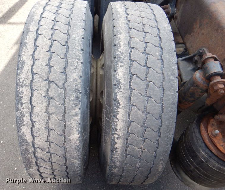 image for item MF9119 2005 Freightliner Columbia  semi truck