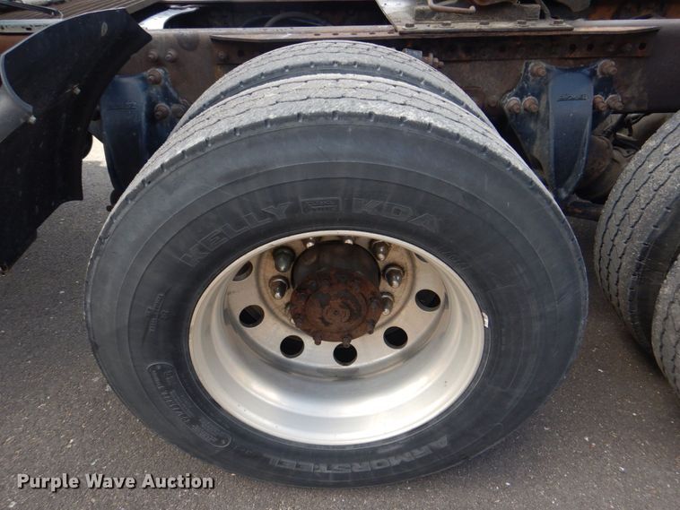 image for item MF9119 2005 Freightliner Columbia  semi truck