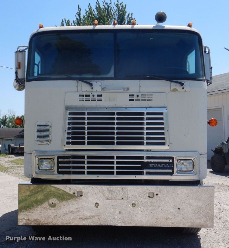 image for item MF9125 1988 International 9600  semi truck