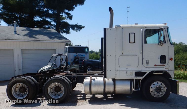 image for item MF9125 1988 International 9600  semi truck