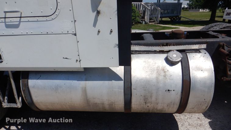 image for item MF9125 1988 International 9600  semi truck