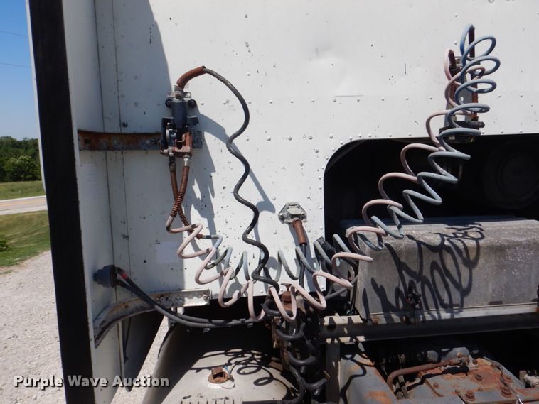 image for item MF9125 1988 International 9600  semi truck