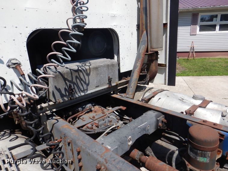 image for item MF9125 1988 International 9600  semi truck