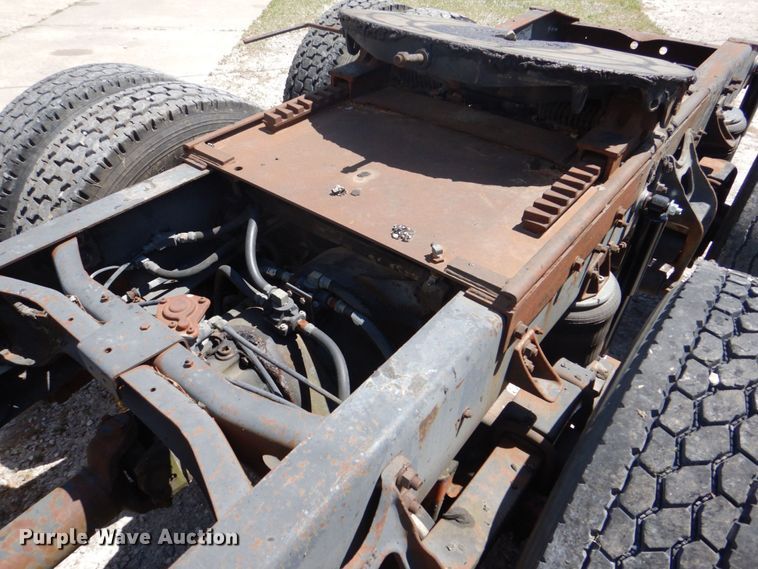 image for item MF9125 1988 International 9600  semi truck