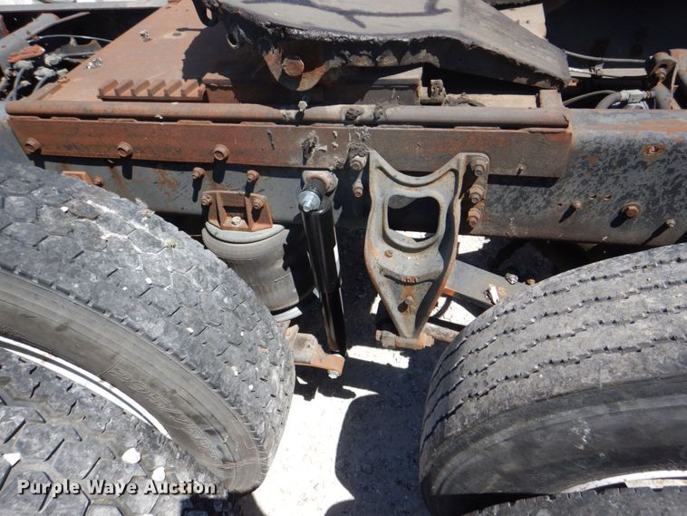 image for item MF9125 1988 International 9600  semi truck