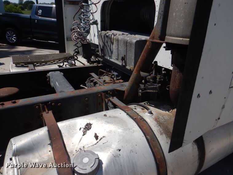 image for item MF9125 1988 International 9600  semi truck