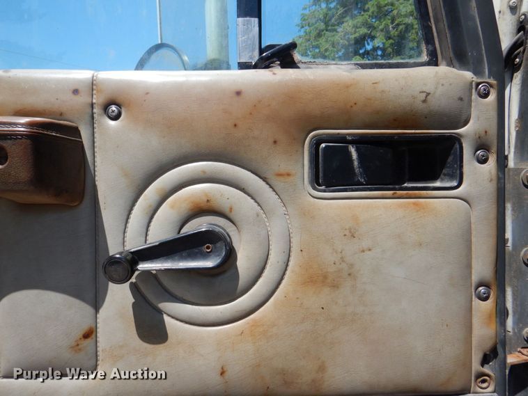 image for item MF9125 1988 International 9600  semi truck