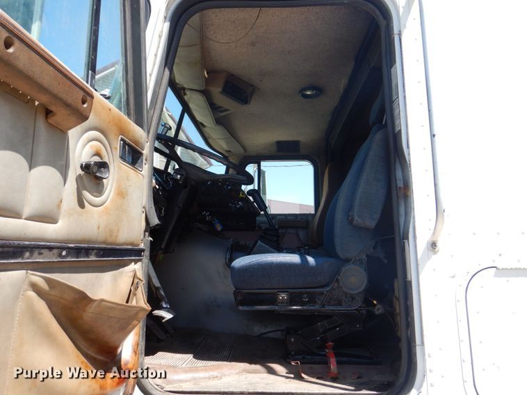 image for item MF9125 1988 International 9600  semi truck