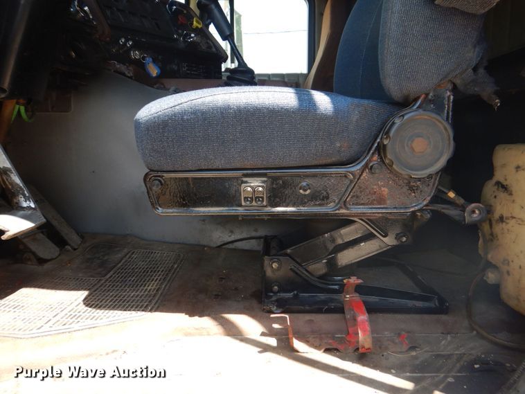 image for item MF9125 1988 International 9600  semi truck