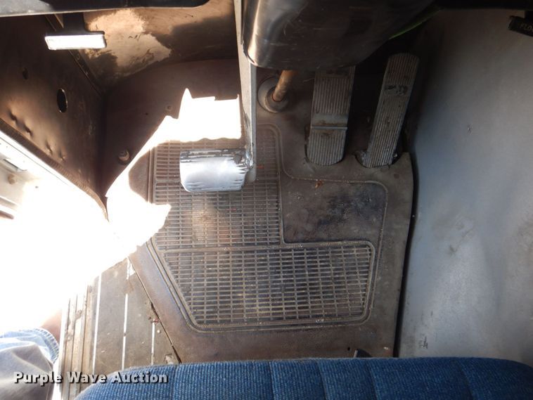 image for item MF9125 1988 International 9600  semi truck