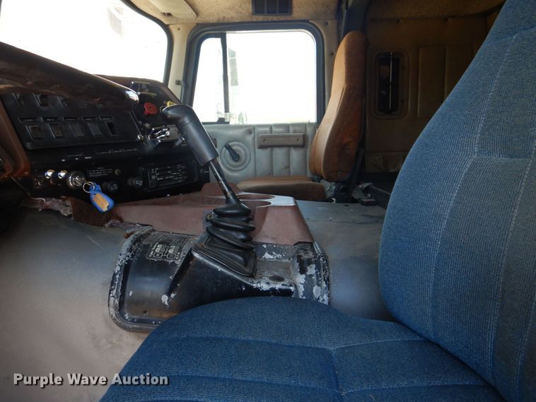 image for item MF9125 1988 International 9600  semi truck