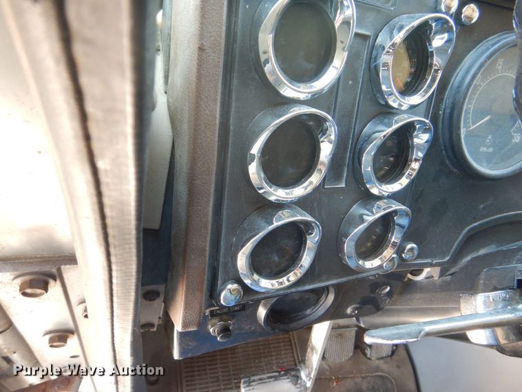 image for item MF9125 1988 International 9600  semi truck