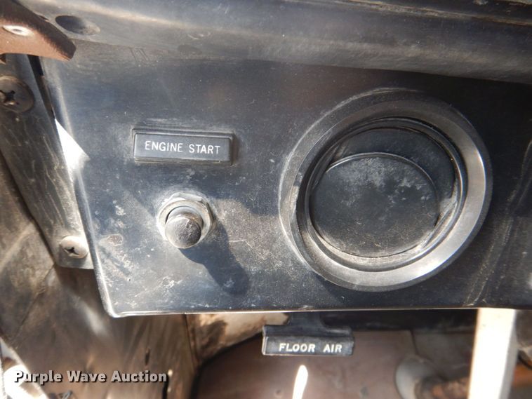 image for item MF9125 1988 International 9600  semi truck