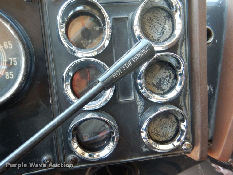 image for item MF9125 1988 International 9600  semi truck