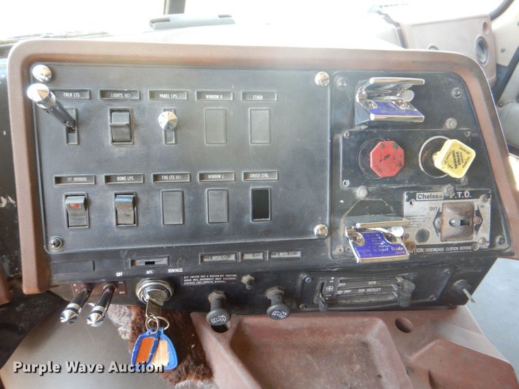 image for item MF9125 1988 International 9600  semi truck