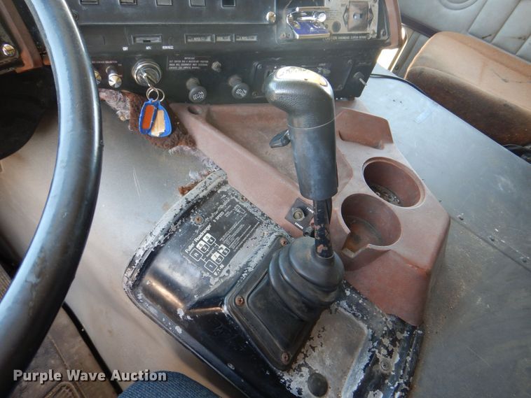 image for item MF9125 1988 International 9600  semi truck