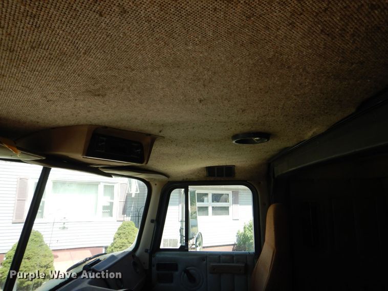 image for item MF9125 1988 International 9600  semi truck