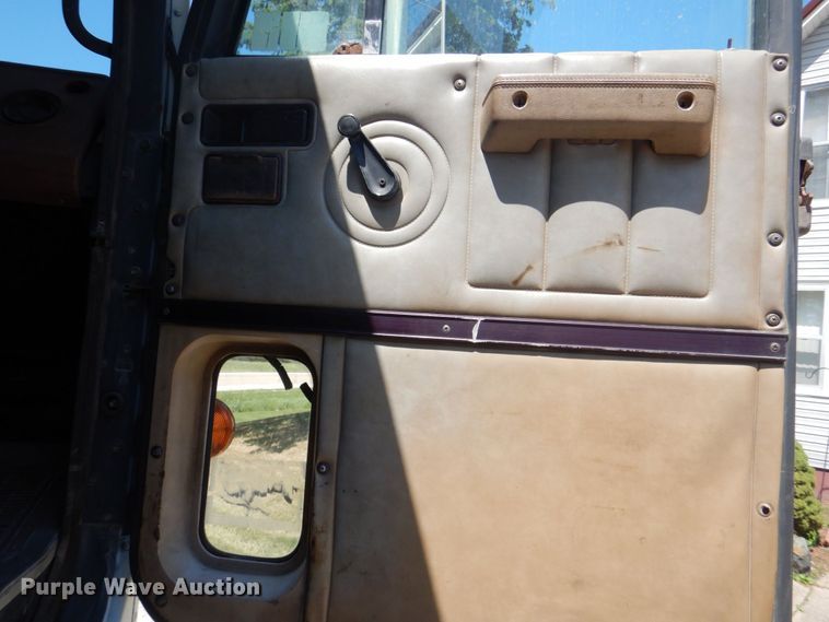 image for item MF9125 1988 International 9600  semi truck