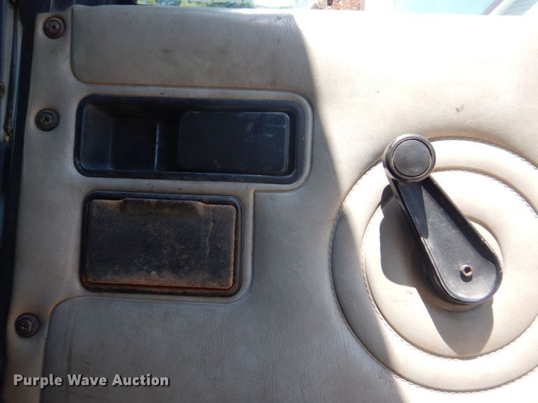 image for item MF9125 1988 International 9600  semi truck