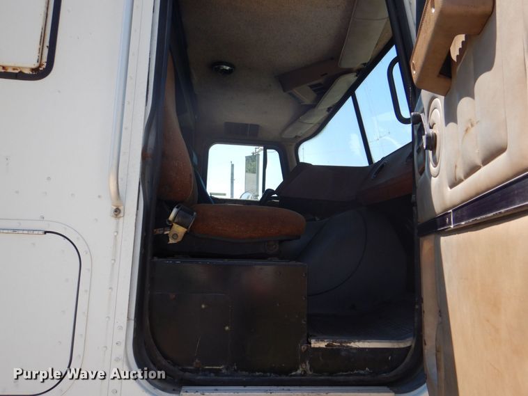 image for item MF9125 1988 International 9600  semi truck