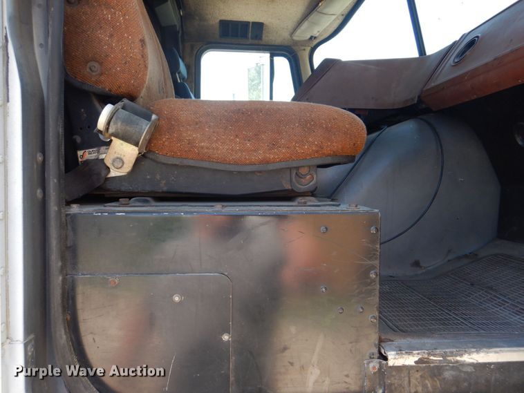 image for item MF9125 1988 International 9600  semi truck