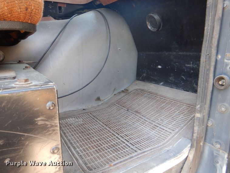 image for item MF9125 1988 International 9600  semi truck