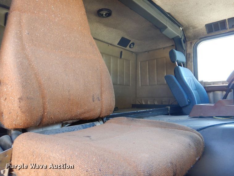 image for item MF9125 1988 International 9600  semi truck