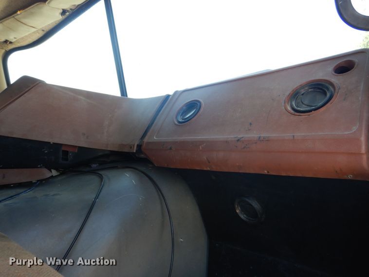 image for item MF9125 1988 International 9600  semi truck