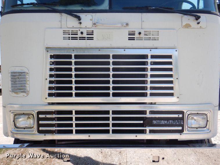 image for item MF9125 1988 International 9600  semi truck