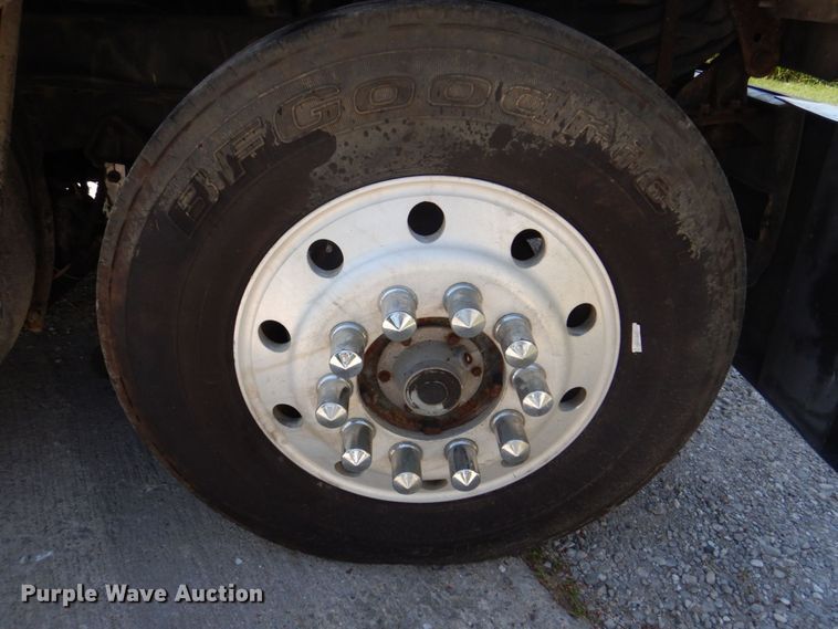 image for item MF9125 1988 International 9600  semi truck