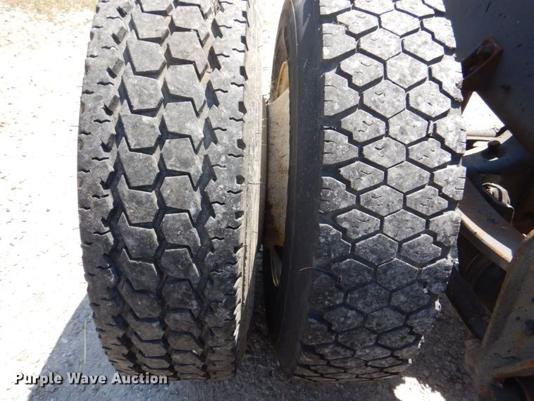 image for item MF9125 1988 International 9600  semi truck